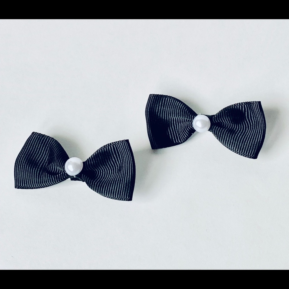 Black bow hair clip set with pearl detail